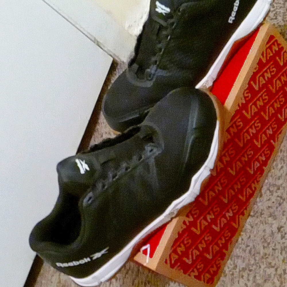 Steel Toe Reebok shoes.. only been worn about 2 weeks.. perfect condition. Size7